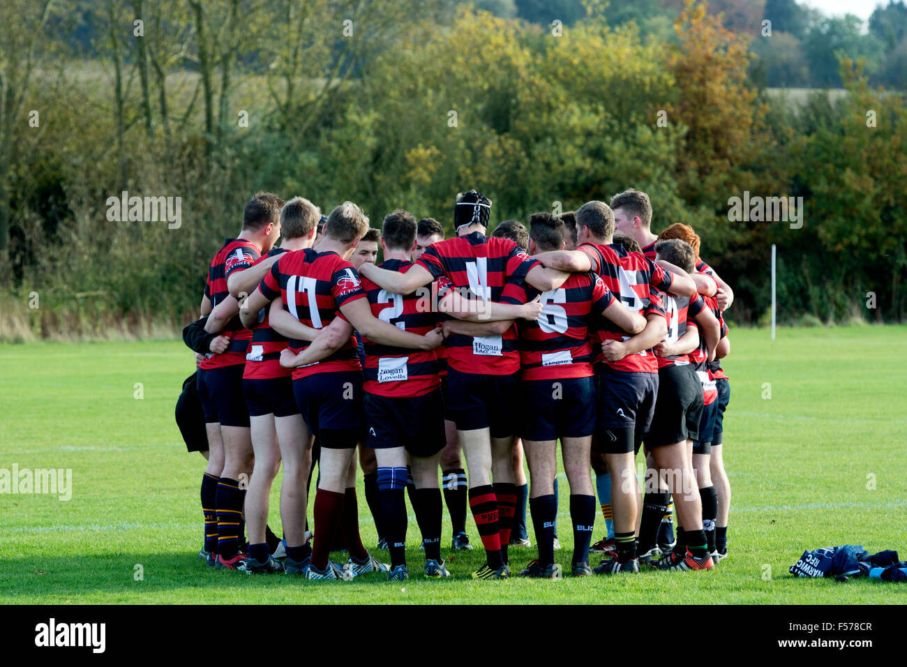 Hochschulsport - Herren Rugby Union an der Universität Warwick, Großbritannien. Eine Universität Warwick Team Huddle. Stockfoto