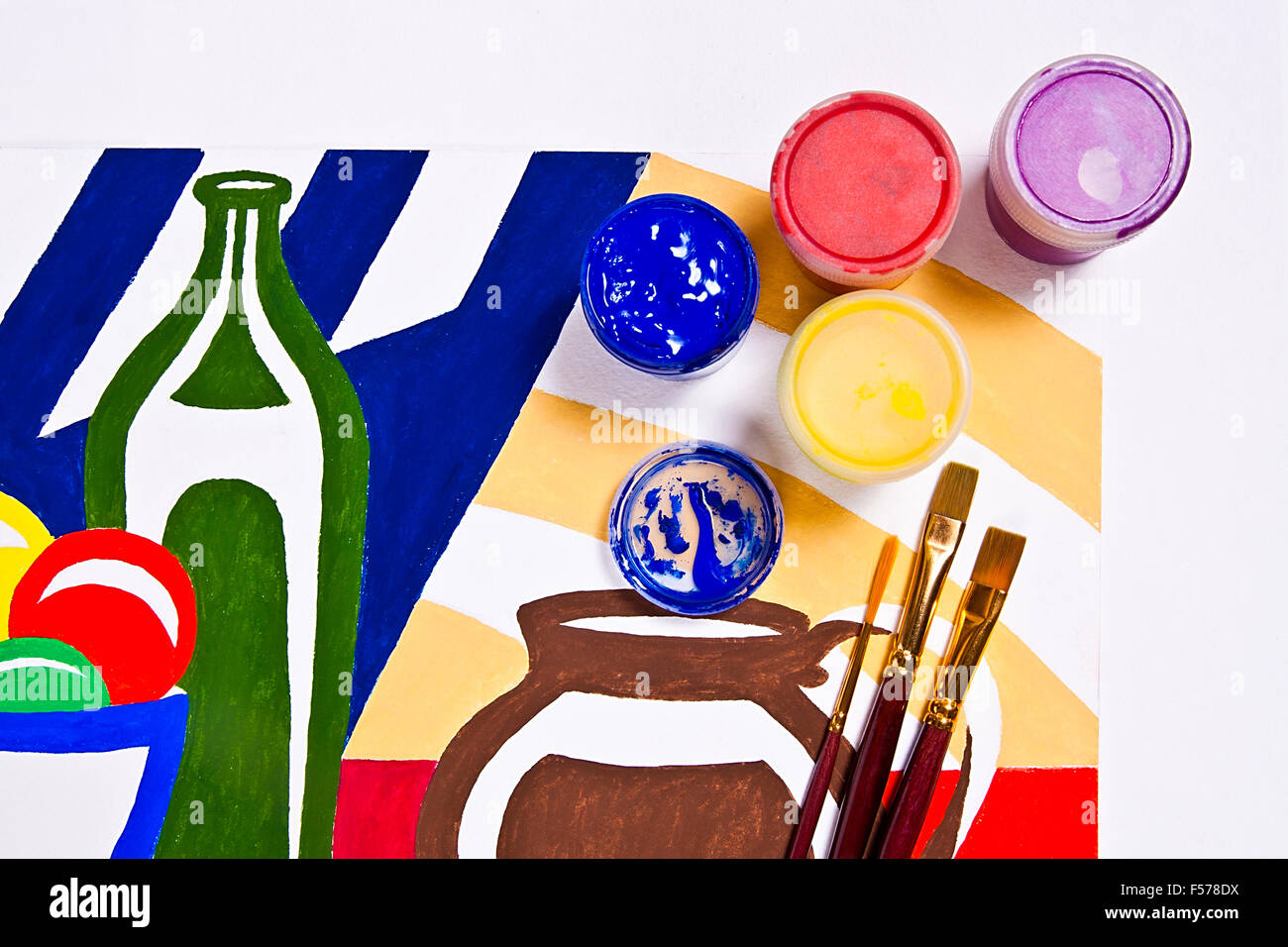 Flaschen mit Gouache Farben und verschiedene Arten von Bürsten für künstlerische Gemälde. Ursprünglichen künstlerischen Malerei von Stillleben auf th Stockfoto
