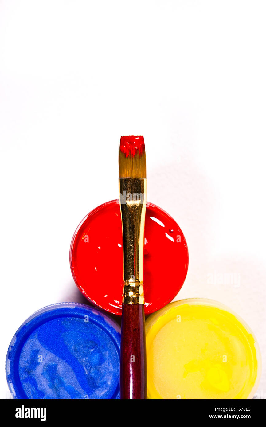 Flaschen mit Gouache Farben und verschiedene Arten von Bürsten für künstlerische Gemälde auf dem weißen Hintergrund. Stockfoto