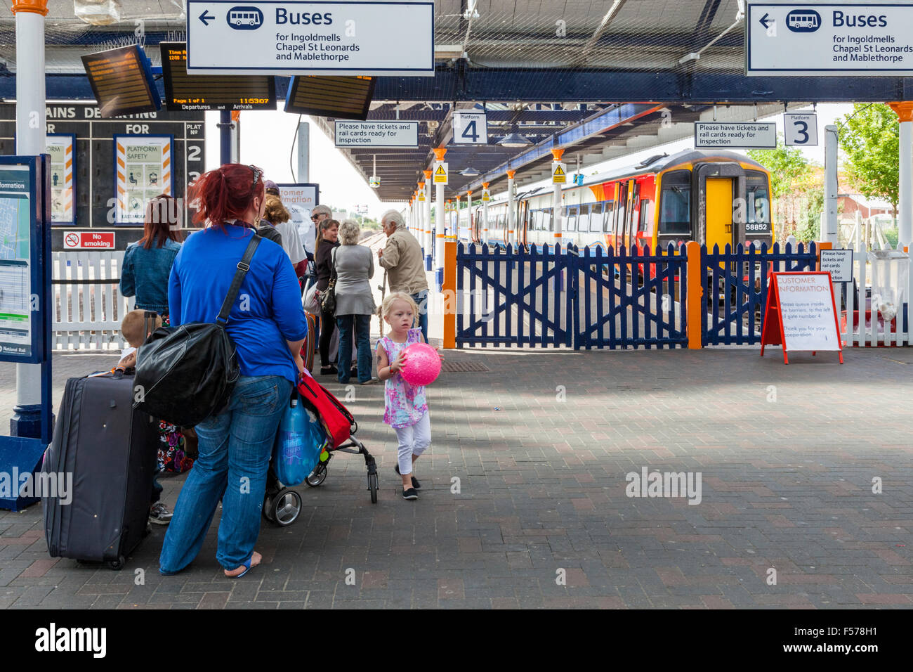 Menschen, die in der Schlange für einen Zug warten, Bahnhof Skegness, Lincolnshire, England, Großbritannien Stockfoto