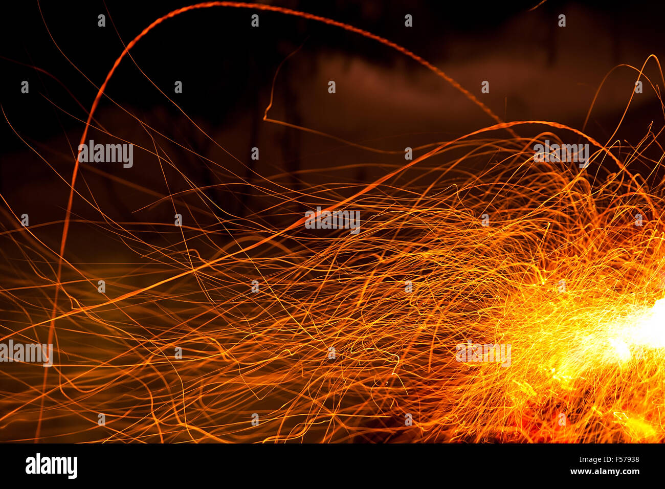 Abstrakte Natur: Langzeitbelichtung Foto von camp Funken Feuer Stockfoto