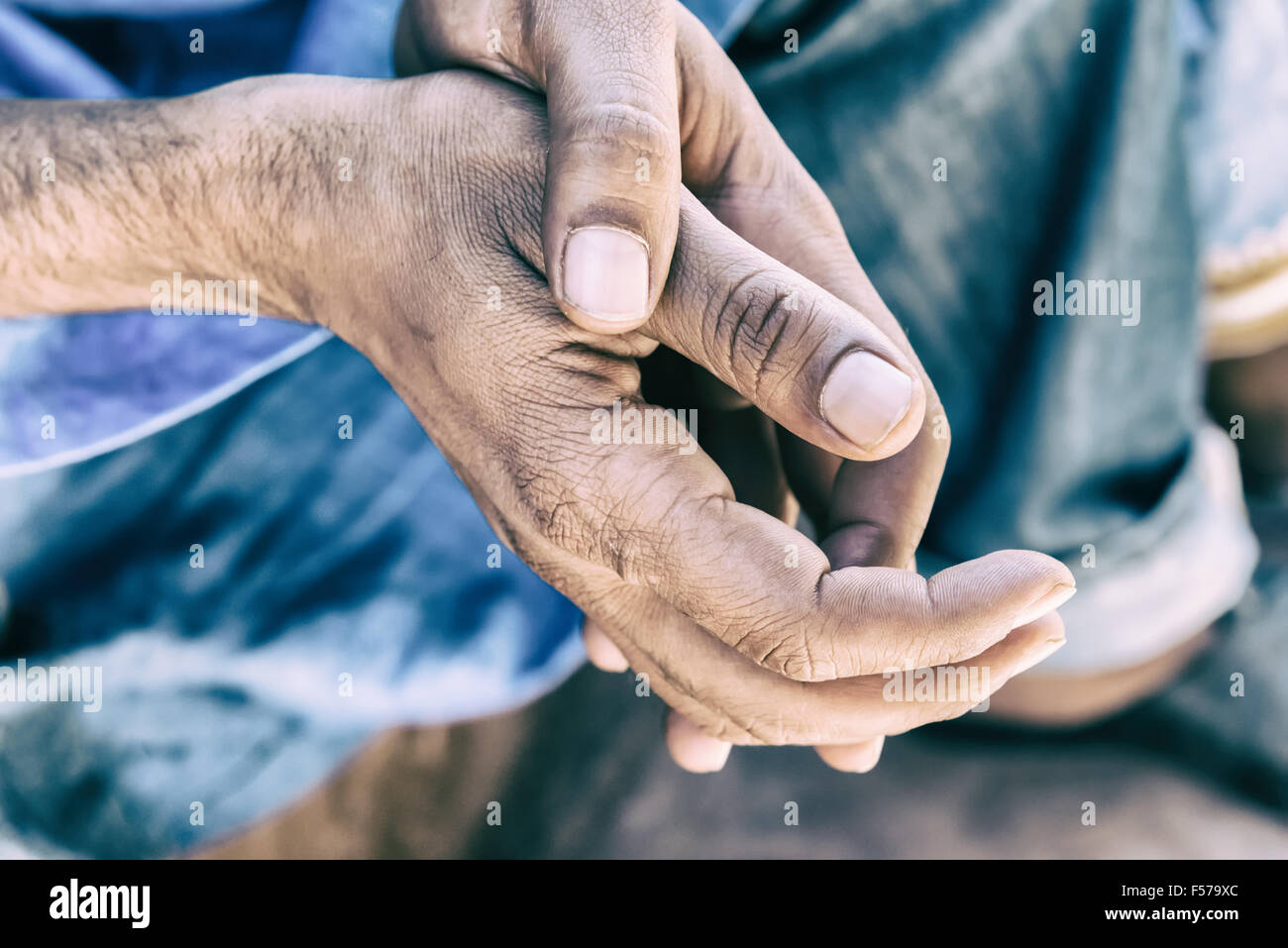 Ruhende Hände eines Arbeitnehmers. Stockfoto