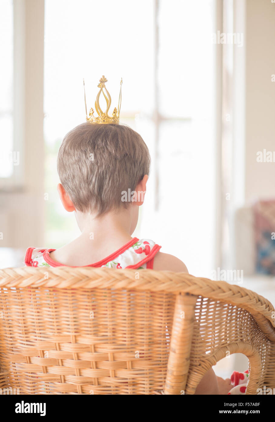Kleine Mädchen spielen Prinzessin zu Hause im Wohnzimmer. Konzept von Kindheit, Bestrebungen und Unschuld. Stockfoto