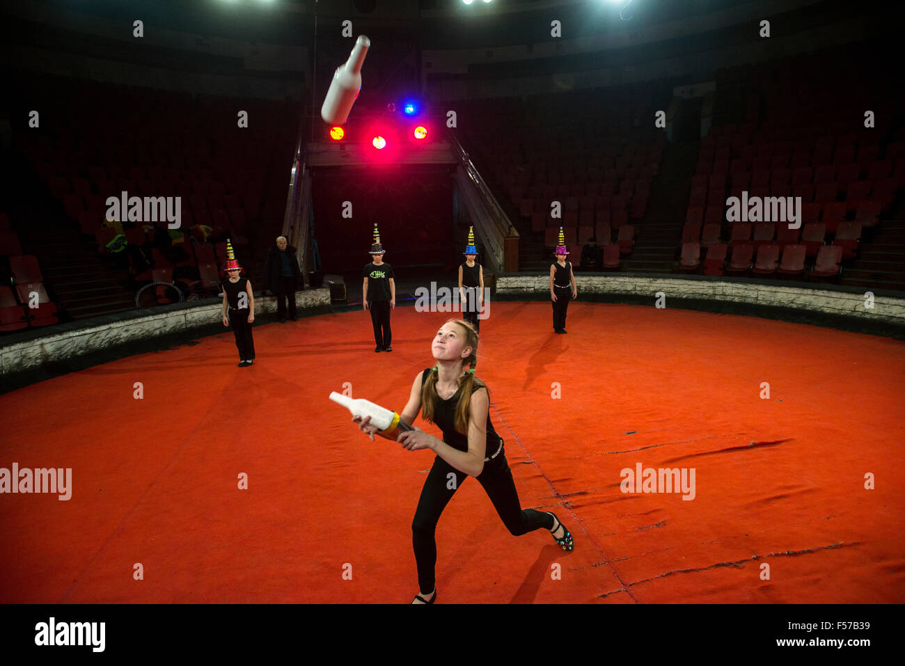 Kinder Zirkus Studio: irische Performance mit Flasche Jonglieren in der ...