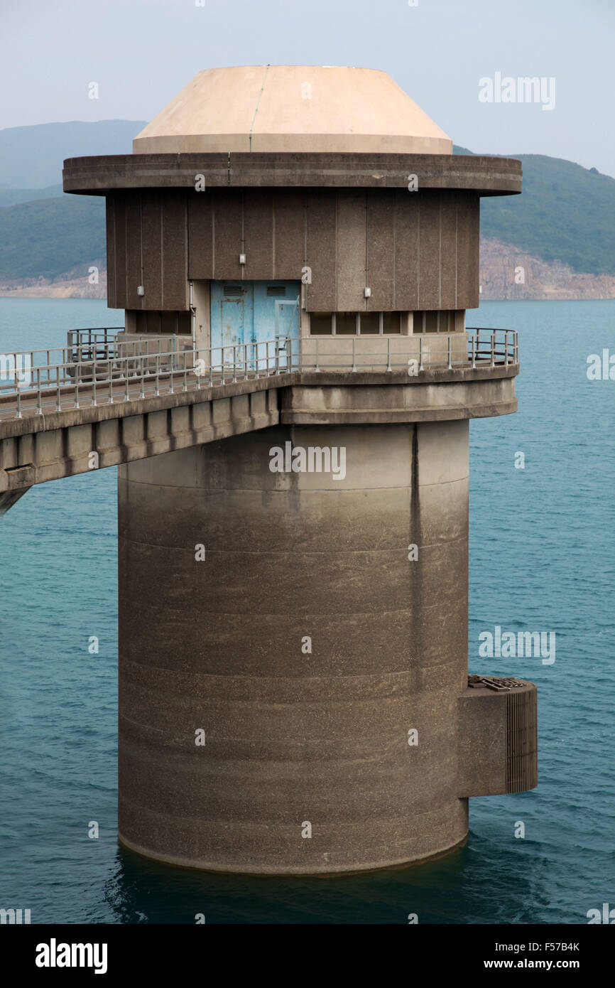 Es ist ein Foto von einem Turm in ein Wasser-Reservoir. Es ist der Wasserstand des Tanks zu regulieren. Es hat eine Brücke, die ihr zugreifen Stockfoto