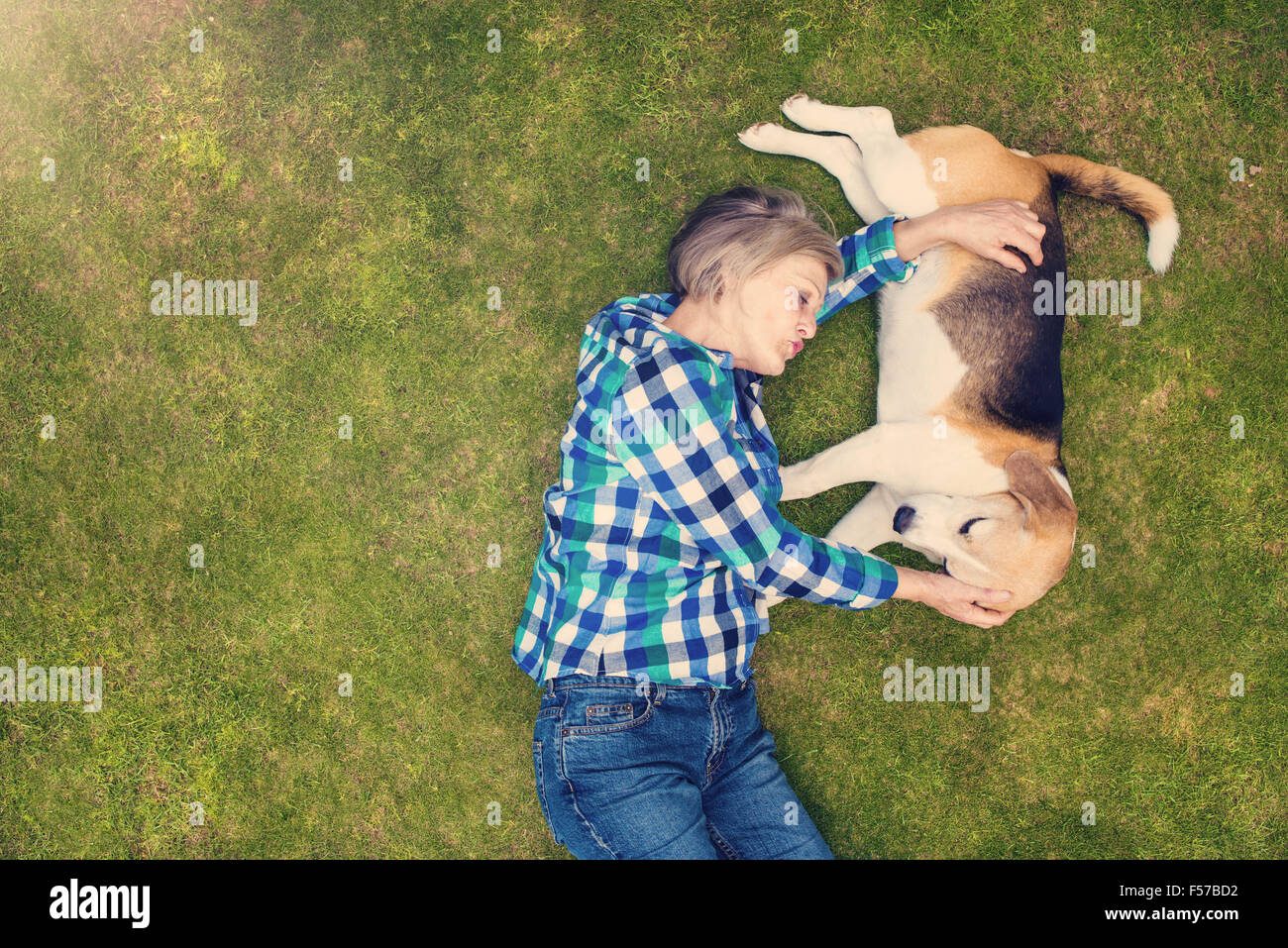 Ältere Frau mit ihrem Hund Stockfoto