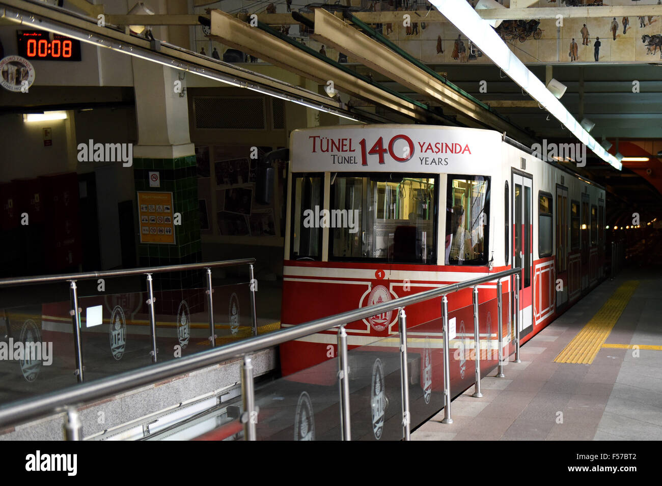 Istanbul, Türkei. 29. Oktober 2015. Foto aufgenommen am 16. Mai 2015 zeigt der Türkei frühestens Metro mit 140 Jahre Geschichte in Istanbul, Türkei. Türkei beobachtet Tag der Republik am 29. Oktober. Bildnachweis: Xinhua/Alamy Live-Nachrichten Stockfoto