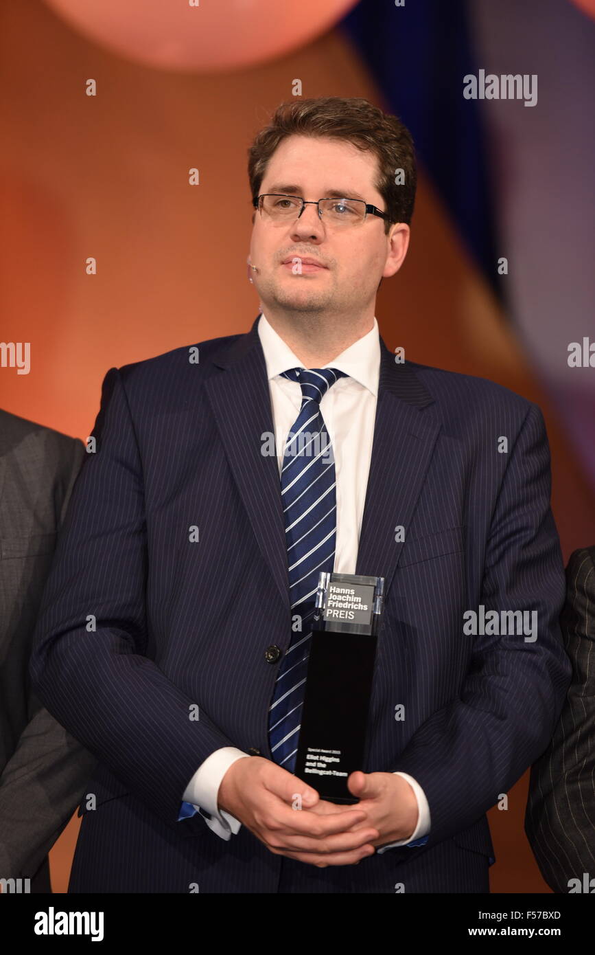Köln, Deutschland. 28. Oktober 2015. Award Gewinner, britischer Journalist Eliot Higgins, stellt während der Hanns Joachim Friedrichs Award Zeremonie in Köln, 28. Oktober 2015. Foto: HORST GALUSCHKA - NO-Draht-SERVICE-/ Dpa/Alamy Live News Stockfoto