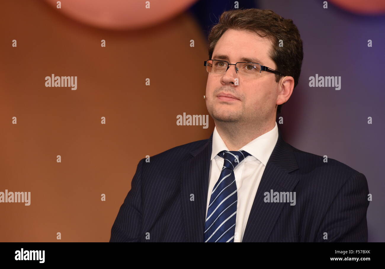 Köln, Deutschland. 28. Oktober 2015. Award Gewinner, britischer Journalist Eliot Higgins, stellt während der Hanns Joachim Friedrichs Award Zeremonie in Köln, 28. Oktober 2015. Foto: HORST GALUSCHKA - NO-Draht-SERVICE-/ Dpa/Alamy Live News Stockfoto