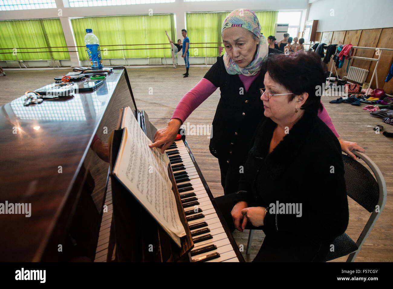 Asylbubu Moldogazievna Orosuldaeva Lehrer und Begleiter Trubnikova Olga Pavlovna Diskussion über Musik der Leistung während der Proben des ersten Aktes der Nussknacker, Ballett erzielte durch Pyotr Tchaikovsky in Bischkek Choreographische Schule von Bazarbaev, Bischkek, Kirgisistan Stockfoto