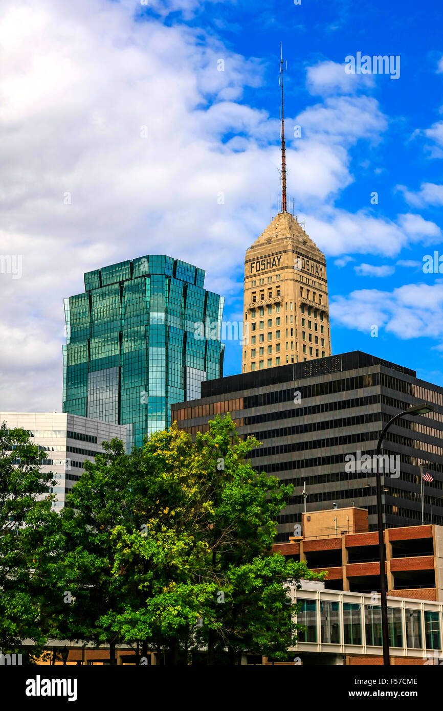Die Foshay und AT&T Wolkenkratzer stehen in anderen Gebäuden in der Innenstadt von Minneapolis MN Stockfoto
