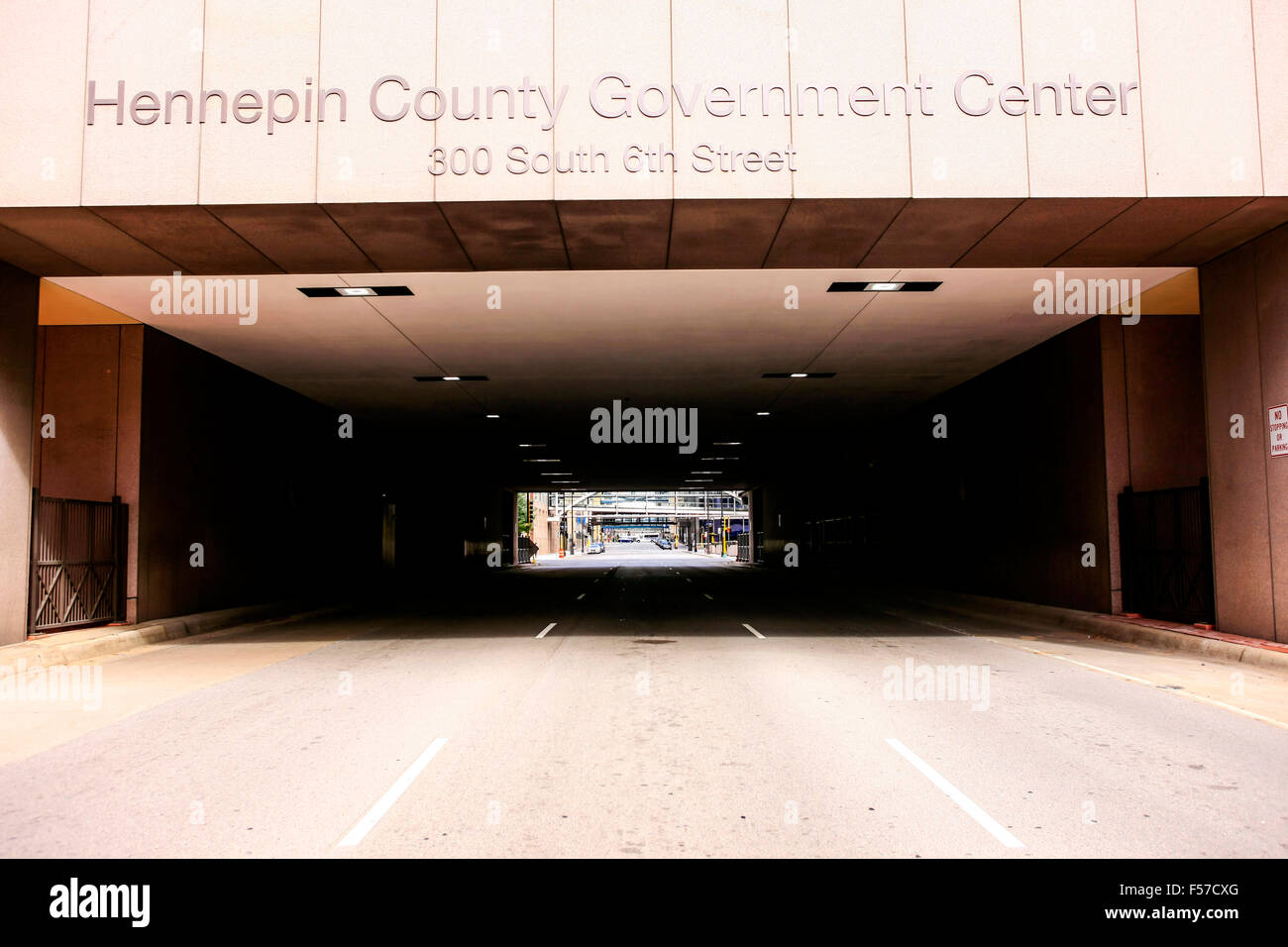 Tunnel unter der Hennepin County Government Center Wolkenkratzer an der 6th Street in der Innenstadt von Minneapolis MN Stockfoto