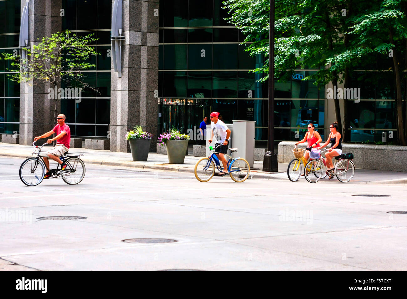 Menschen auf Fahrrädern durch Downtown Minneapolis an einem ruhigen Sonntagmorgen Stockfoto