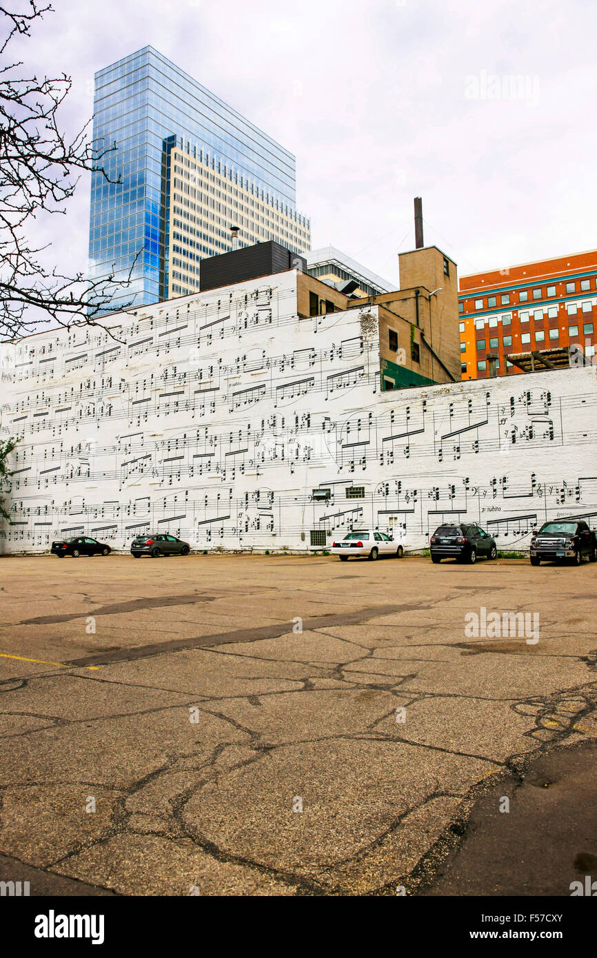 Noten Noten gemalt an der Wand eines Gebäudes in Minneapolis MN Stockfoto