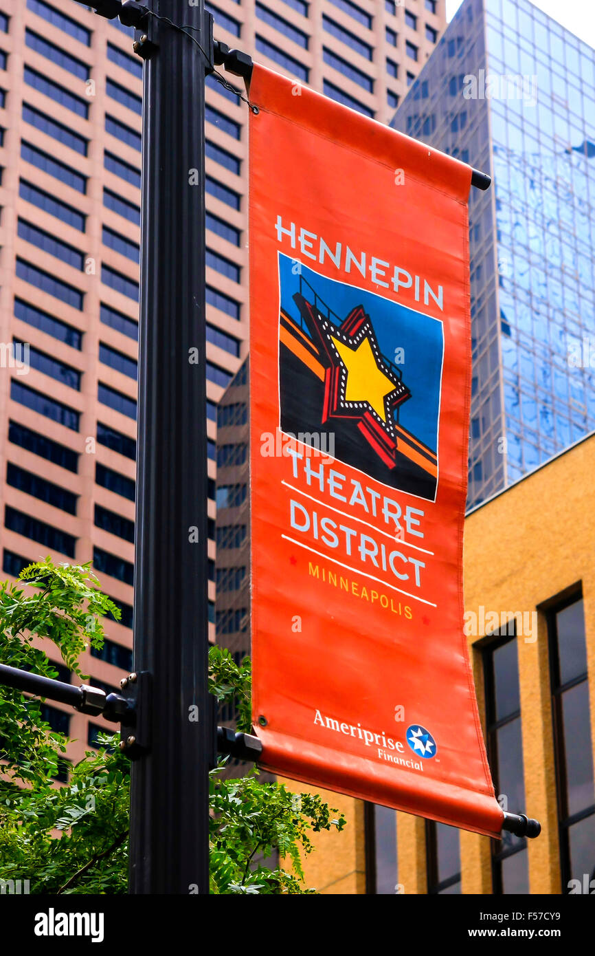Leuchtend Orange-Overhead-Banner, die Förderung der Hennepin Theatre District von Minneapolis MN Stockfoto