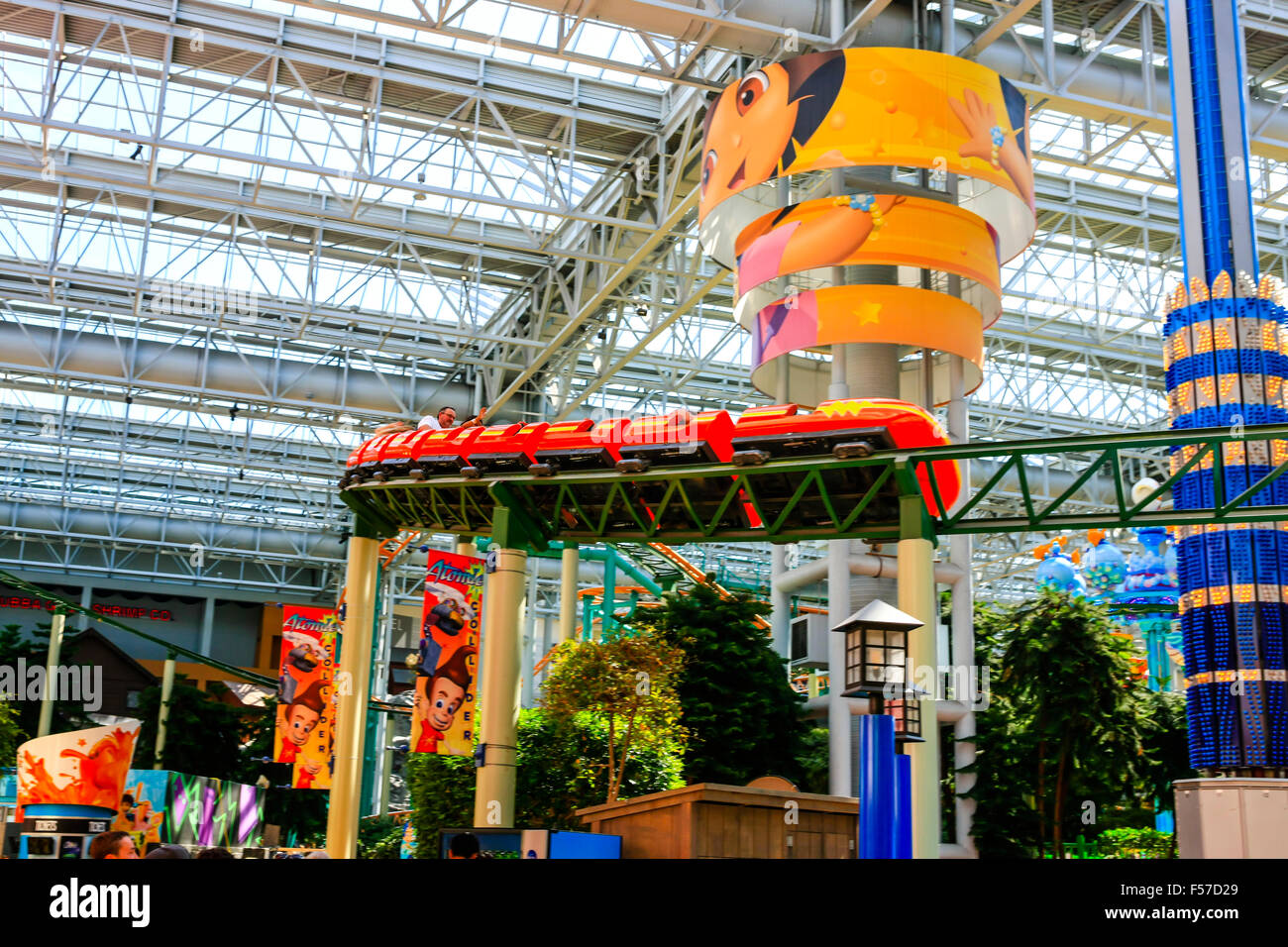 Menschen amüsieren sich bei den indoor Mall von Amerika Amusement Park in Minneapolis MN Stockfoto