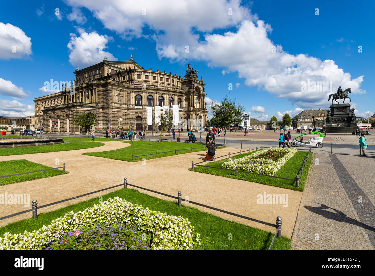 Semperoper (Sächsische Staatsoper). Das Opernhaus wurde von dem Architekten Gottfried Semper im Jahre 1841 erbaut. Stockfoto