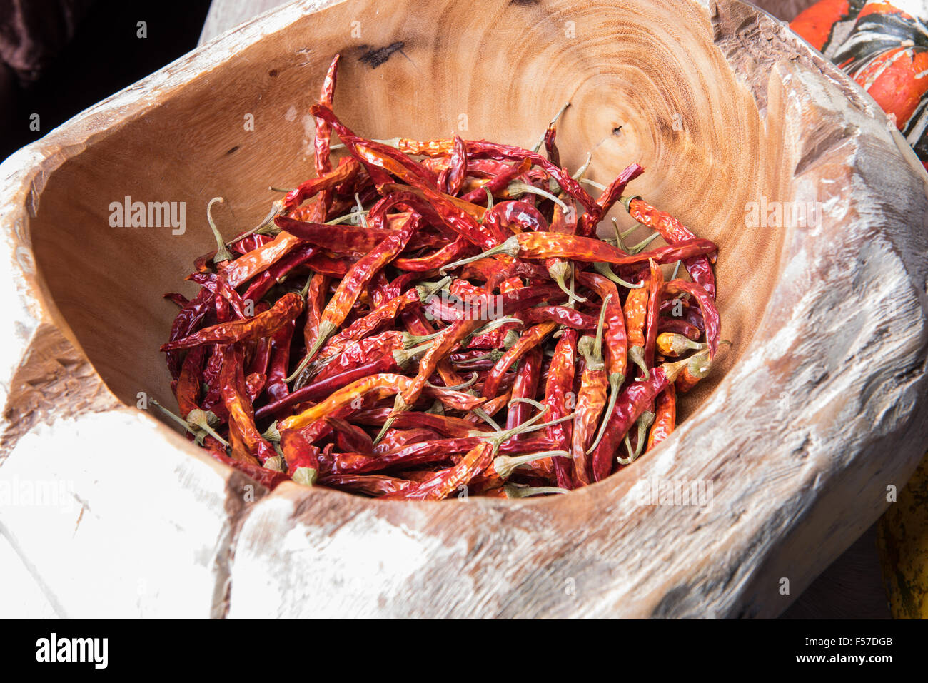 scharfe Getrocknete Chilischoten in einer Holzschale Stockfoto