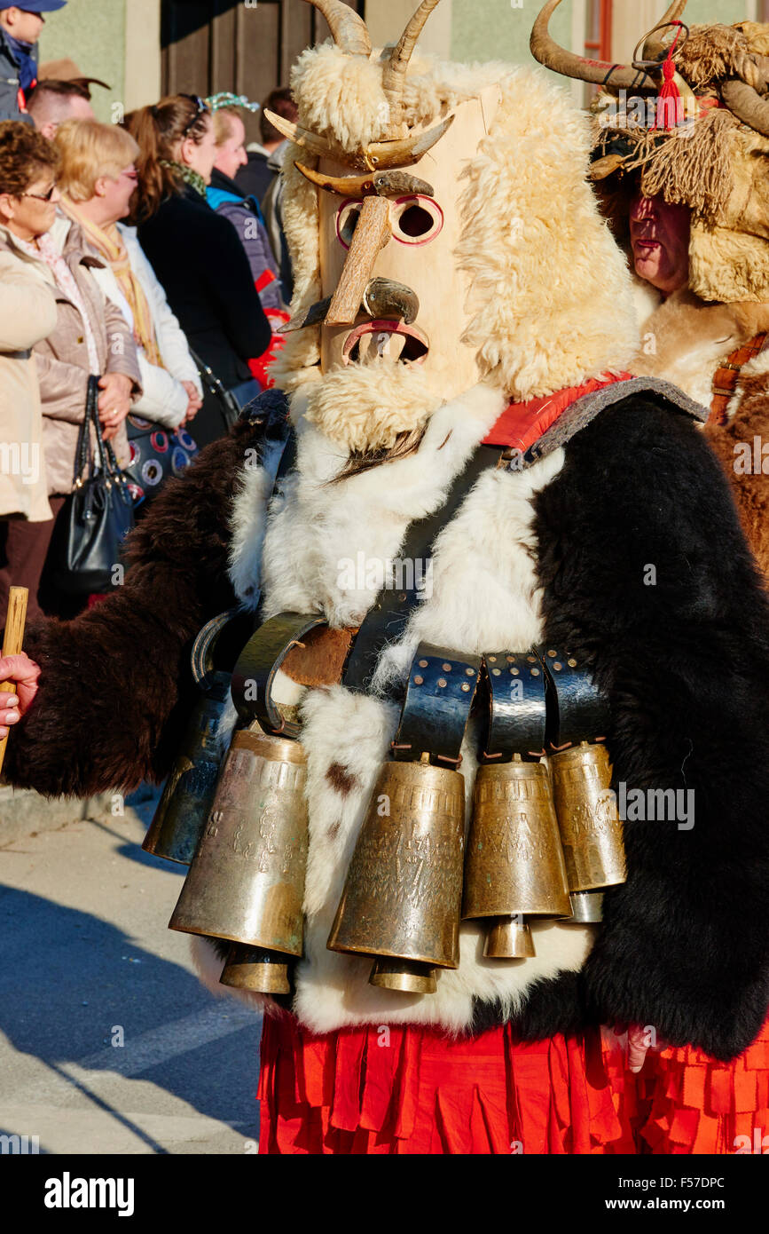 Bulgarien, Pernik Region, Dolna Sekirna Stadt, Karnevalstag, Kukeri Prozession, wilden Tieren mit Fell, Pelz und Federn ein Stockfoto