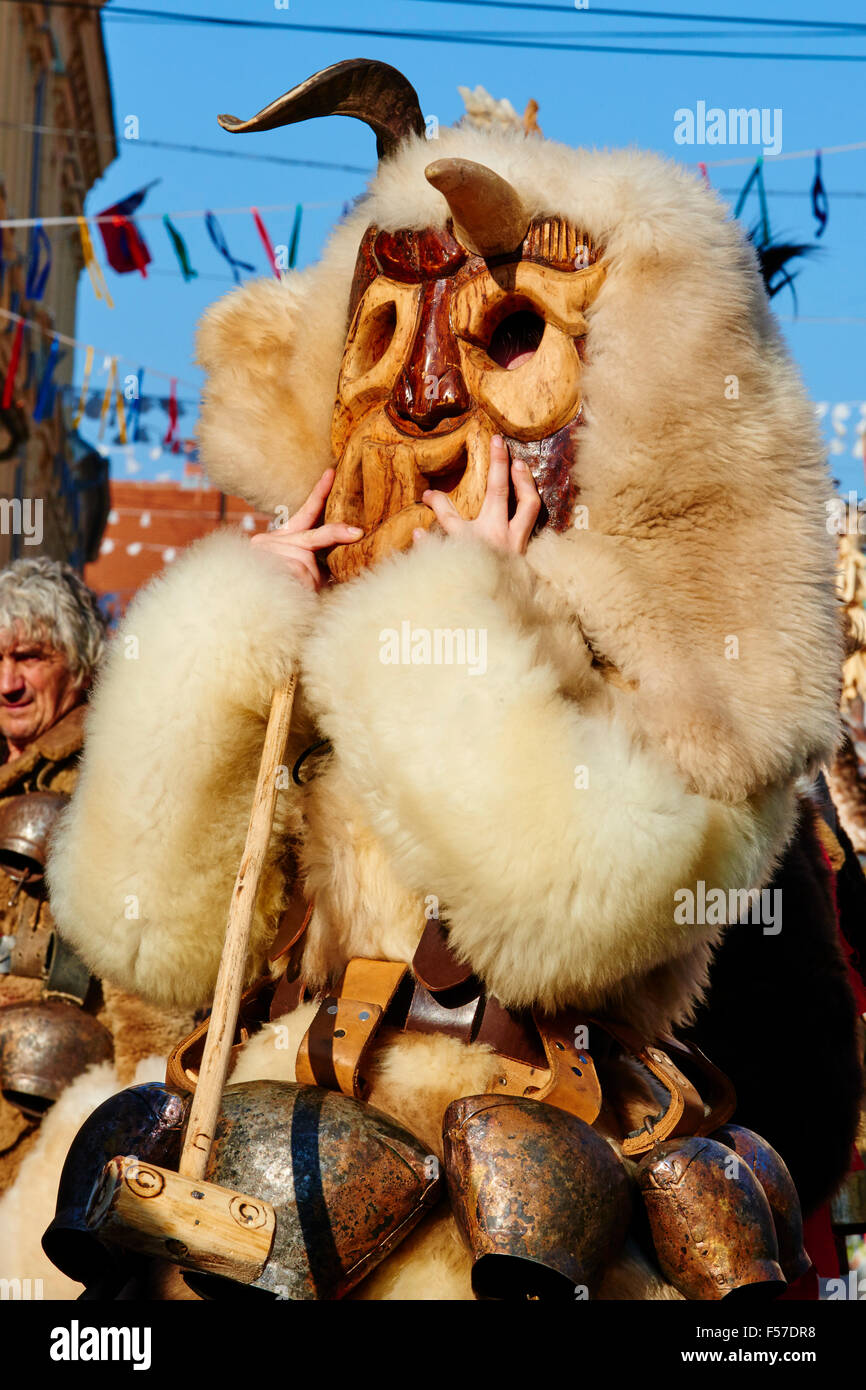 Bulgarien, Pernik Region, Dolna Sekirna Stadt, Karnevalstag, Kukeri Prozession, wilden Tieren mit Fell, Pelz und Federn ein Stockfoto