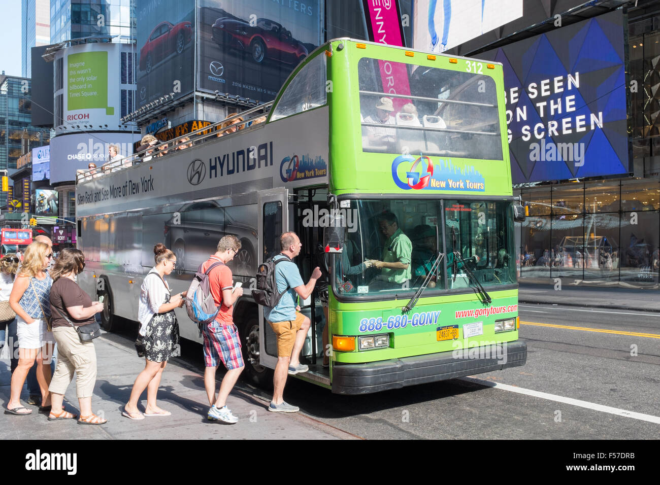 Touristen an Bord eines grünen oben offenen Doppeldecker Bus in Manhattan, New York, USA Stockfoto