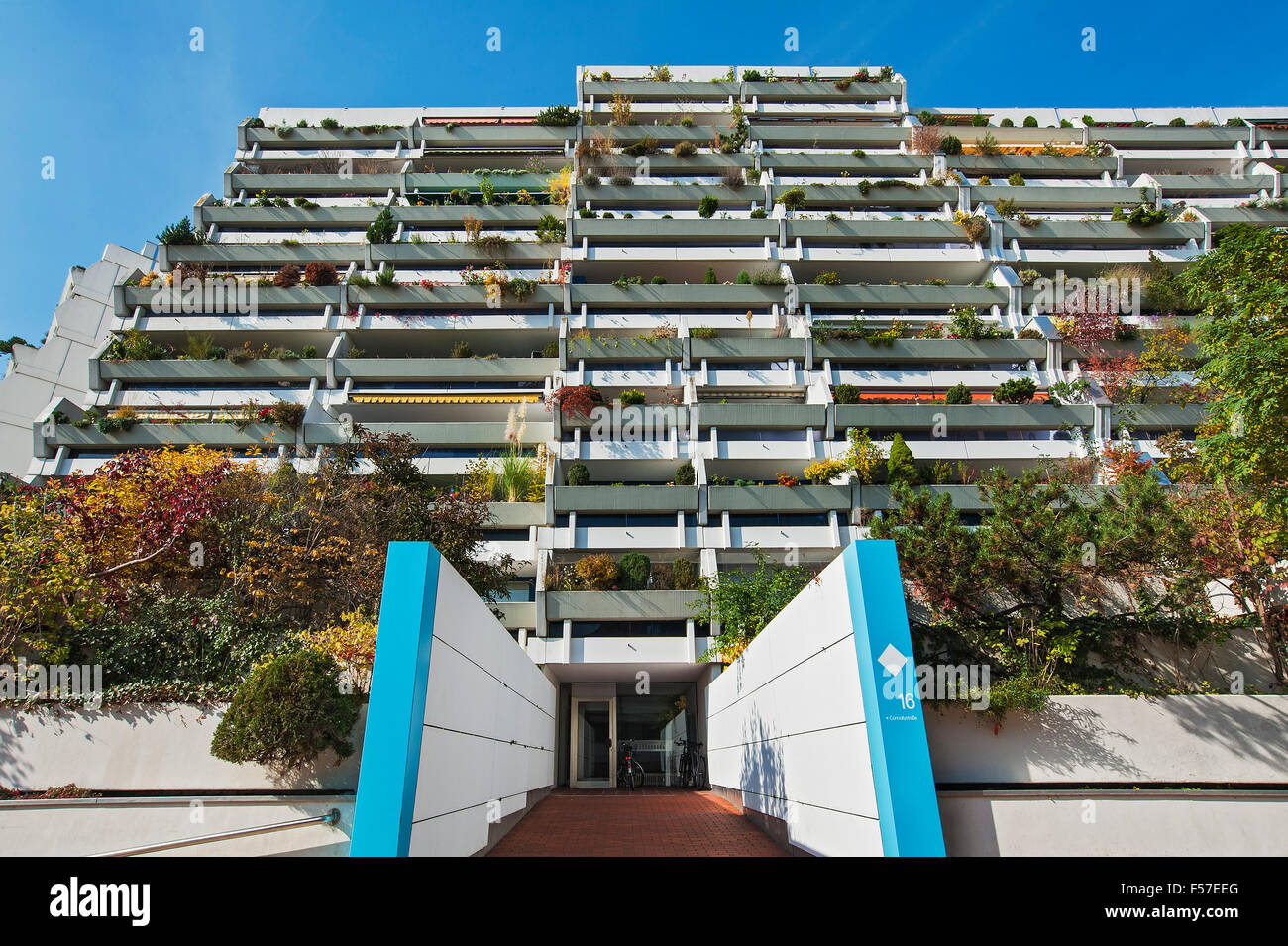 Hochhaus mit grünen Balkon, ehemaligen Olympischen Dorf, München, Bayern, Deutschland Stockfoto