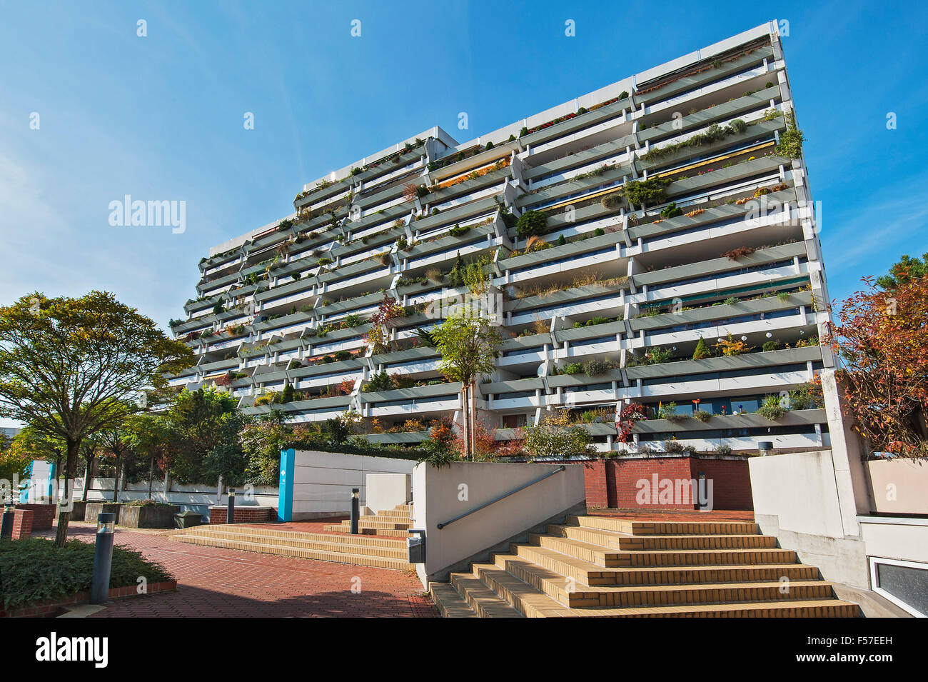 Hochhaus mit grünen Balkon, ehemaligen Olympischen Dorf, München, Bayern, Deutschland Stockfoto