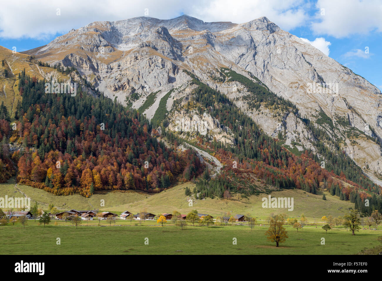 Narrow alps in the karwendel -Fotos und -Bildmaterial in hoher ...