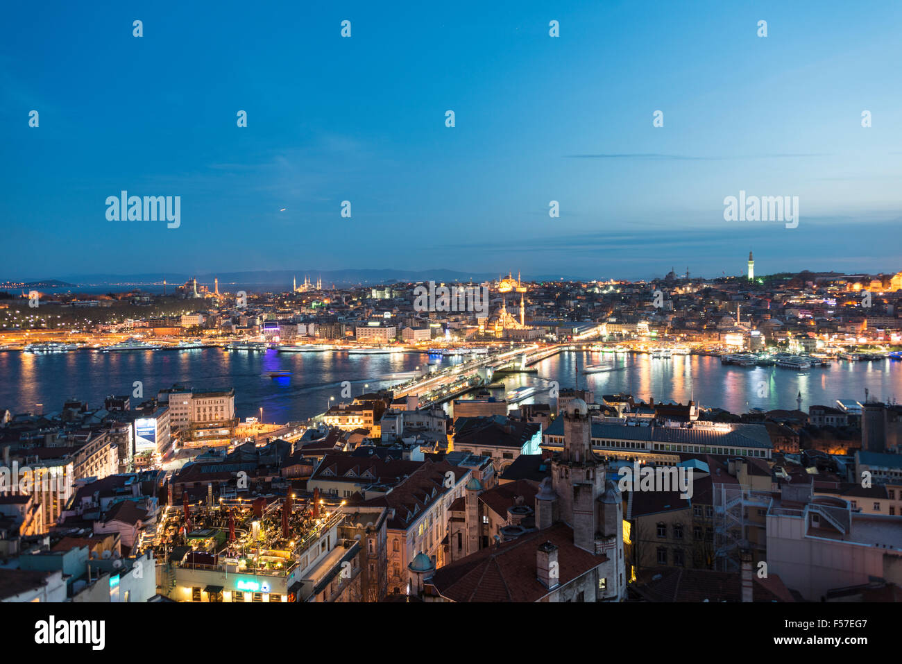 Stadtbild in der Abenddämmerung, Galata-Brücke, Goldenes Horn, Bosporus, Istanbul, Europäische Side, Türkei Stockfoto