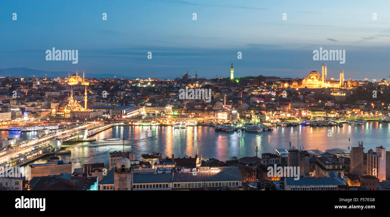 Stadtbild in der Abenddämmerung, Galata-Brücke bei Nacht Golden Horn, Bosporus, glauben, Istanbul, Europäische Side, Türkei Stockfoto