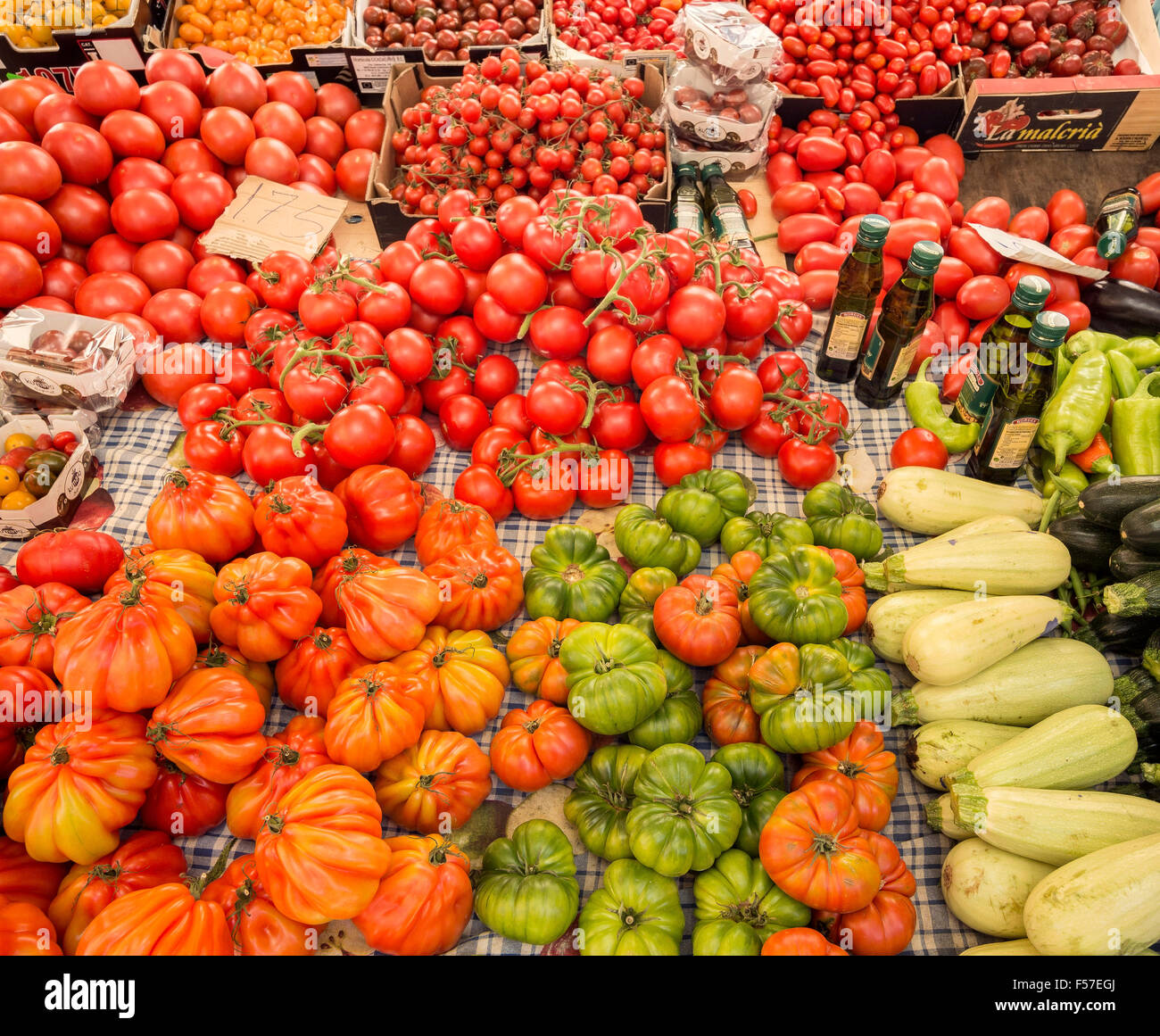 Verkauf von verschiedenen Tomaten, Paprika, Zucchini, Wochenmarkt, Santanyi, Mallorca, Balearen, Spanien Stockfoto