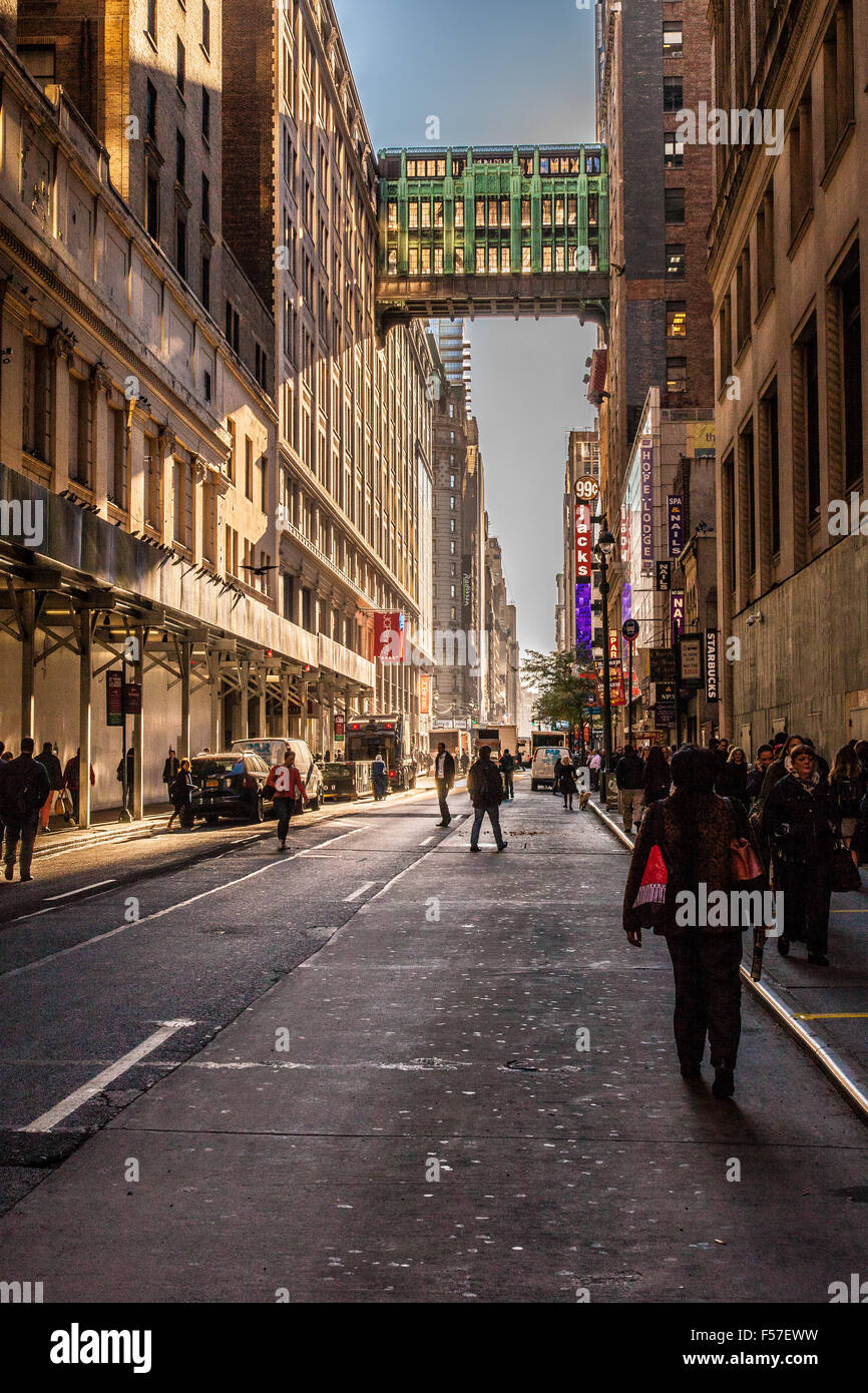 Gimbels Traverse oder Sky Bridge auf W. 32nd Street, Manhattan, New York City, Vereinigte Staaten von Amerika. Stockfoto