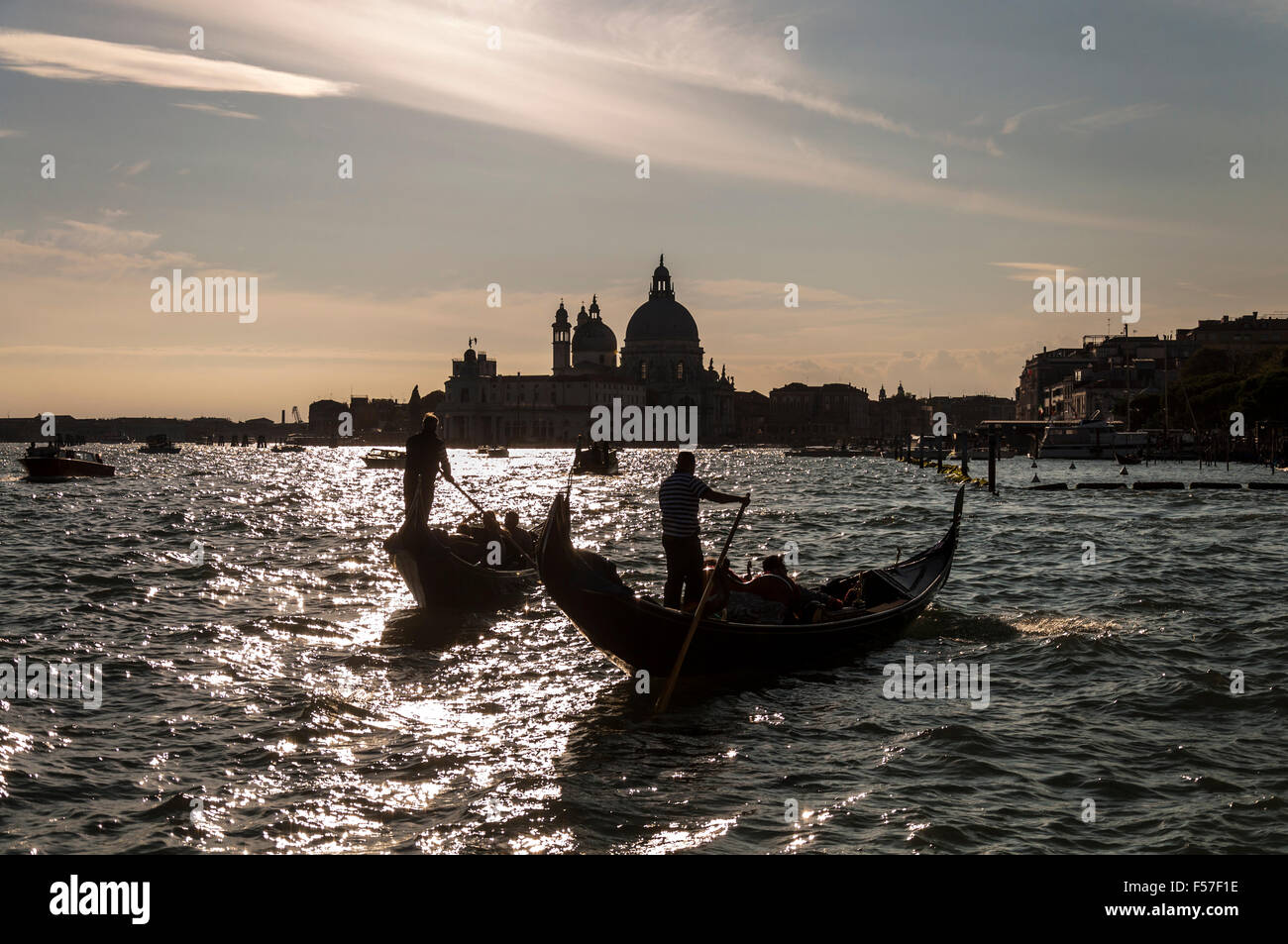 Gondeln auf dem Canal Grande in Venedig, Italien Stockfoto