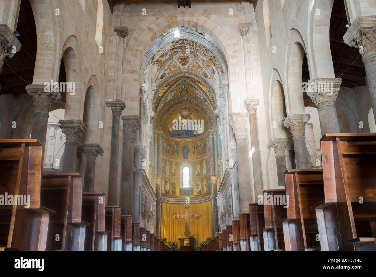 Christus Pantokrator-Mosaik im Kirchenschiff der Kathedrale Basilica von Cefalu, Sizilien. Italien. Innenansicht zum Chor. Stockfoto