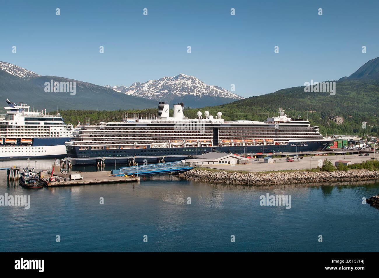 Kreuzfahrtschiffe im Hafen von Skagway, Alaska verankert Stockfoto
