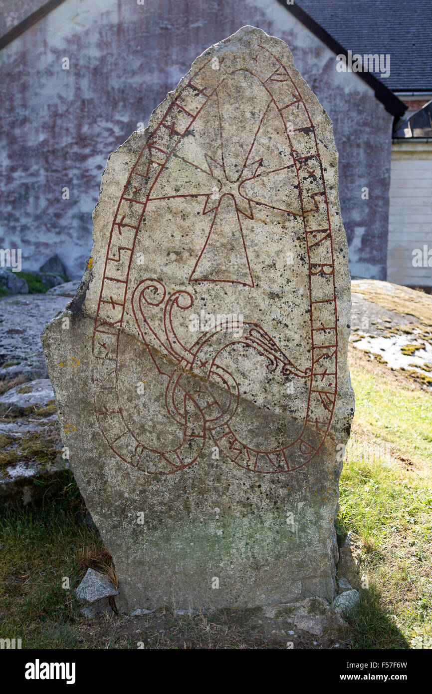 Runenstein U 297, Skånela Kirche K:A Skånela Pfarre, Uppland, Schweden. Stockfoto