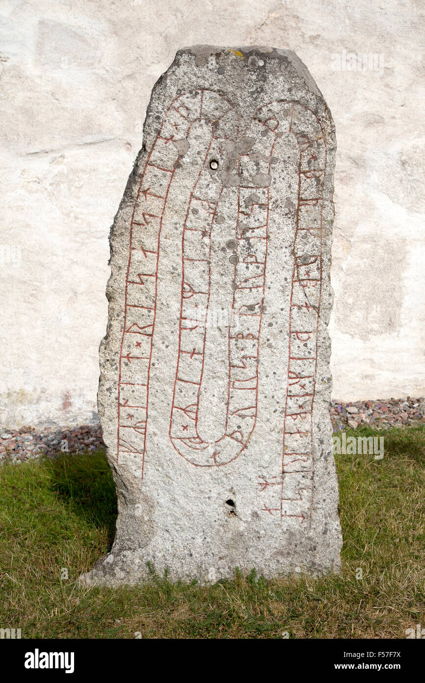 Runensteine U 336, Orkesta Kirche, Orkesta Gemeinde, Uppland, Schweden. Stockfoto