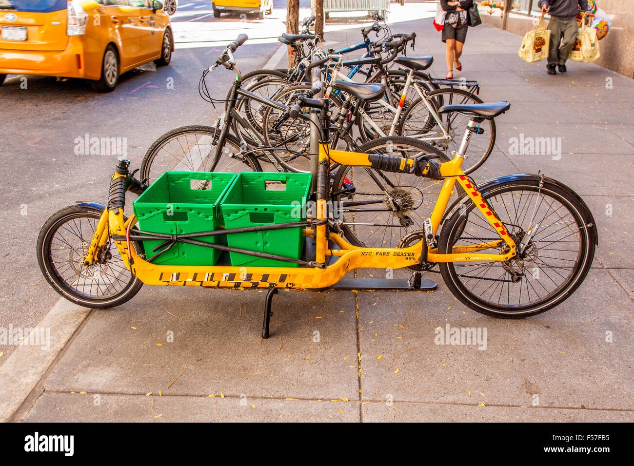 Parzelle Kurier Push Fahrrad, Manhattan, New York City, Vereinigte Staaten von Amerika. Stockfoto