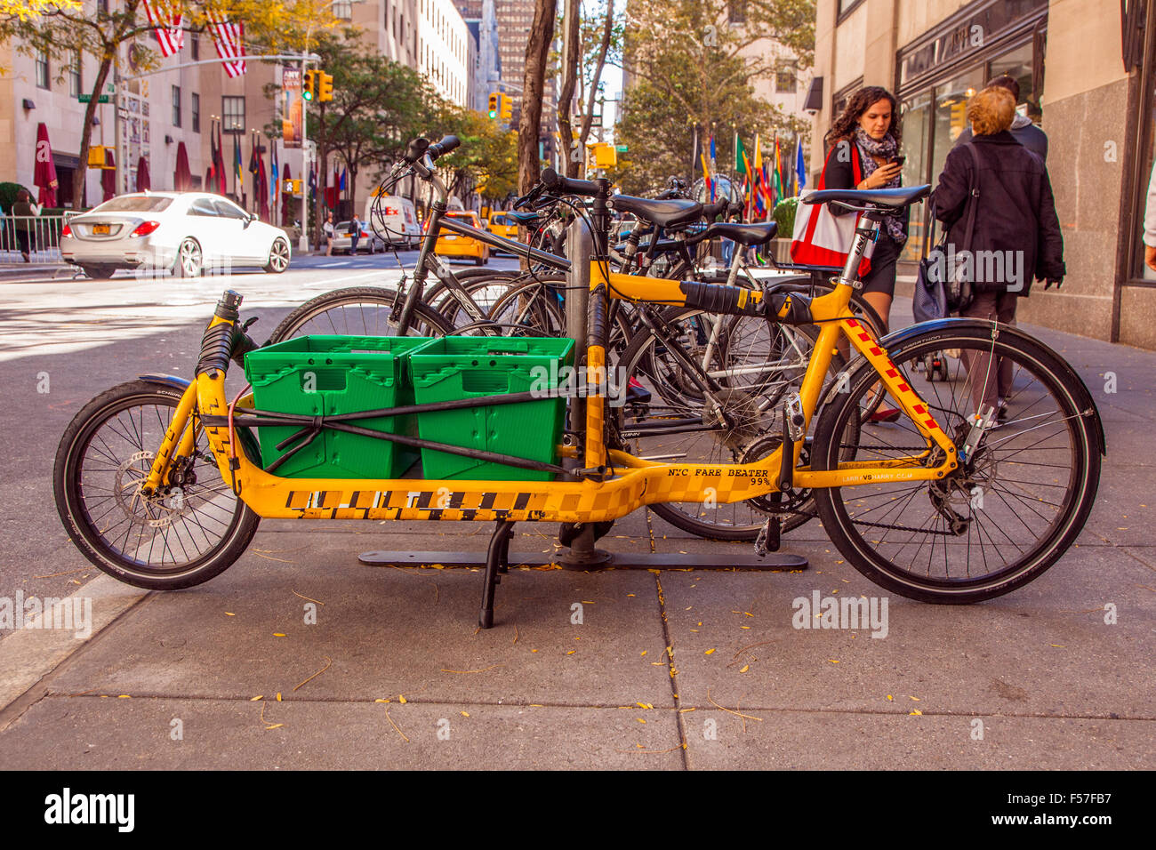 Parzelle Kurier Push Fahrrad, Manhattan, New York City, Vereinigte Staaten von Amerika. Stockfoto