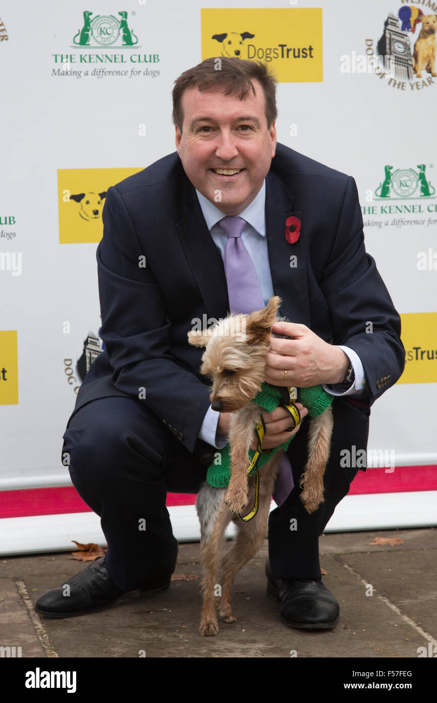 London, UK. 29. Oktober 2015. Chris Matheson MP, Stadt Chester, mit Yorkshire Terrier Casper, Hunde Vertrauen Rettungshund. Mitglieder des Parlaments und ihre Hunde Pfoten für einen Sieg in der jährlichen Westminster Dog of the Year Wettbewerb organisiert von Dogs Trust und der Kennel Club. Bildnachweis: Lebendige Bilder/Alamy Live-Nachrichten Stockfoto