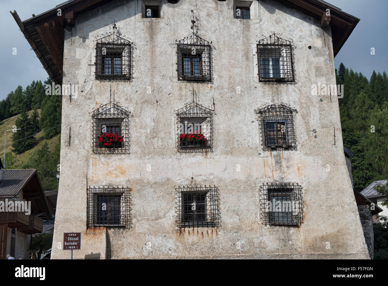 The 1636 Casa Chizzali Bonfadini house in Colle Santa Lucia in the Dolomites, Italy Stockfoto
