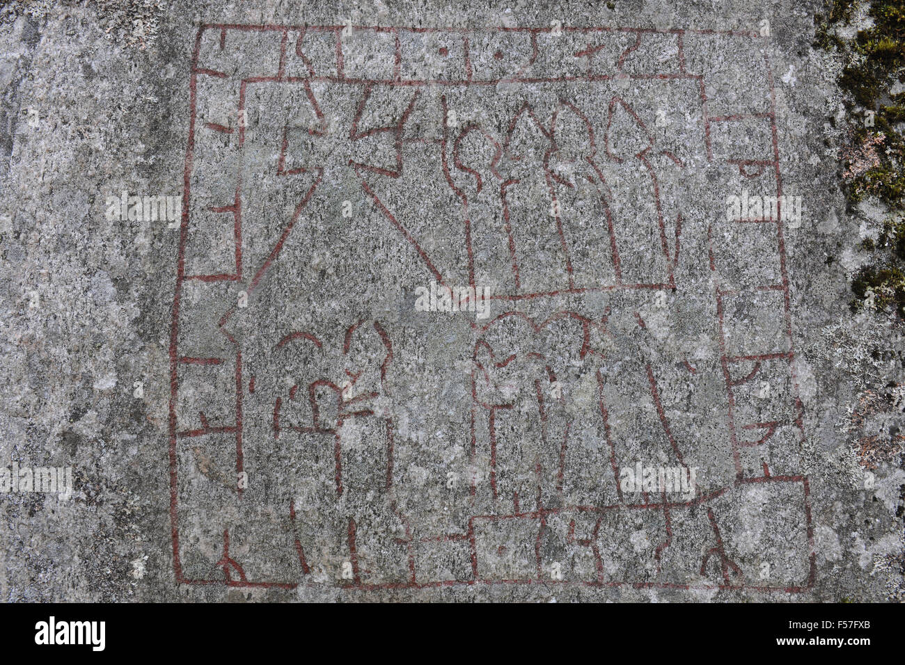 Erste Bild der Innenraum der Kirche in Schweden zeigt laufende Dienst in der Kirche. Rune Inschrift U 529, Sika, Frötuna Pfarrei, Uppland, Schweden. Stockfoto