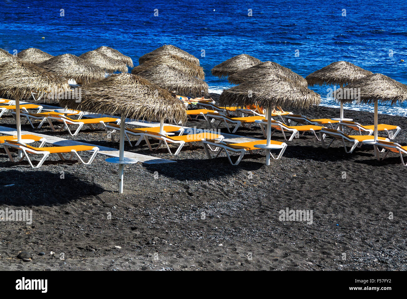 Kamari Strand von Santorin bedeckt mit schwarzen Kieselsteinen, Insel Griechenlands Stockfoto