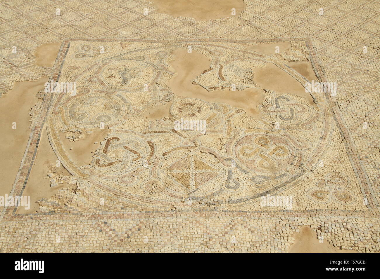 Samaria, ein Bodenmosaik durch die rekonstruierte byzantinische Basilika in Tel Shiloh Stockfoto