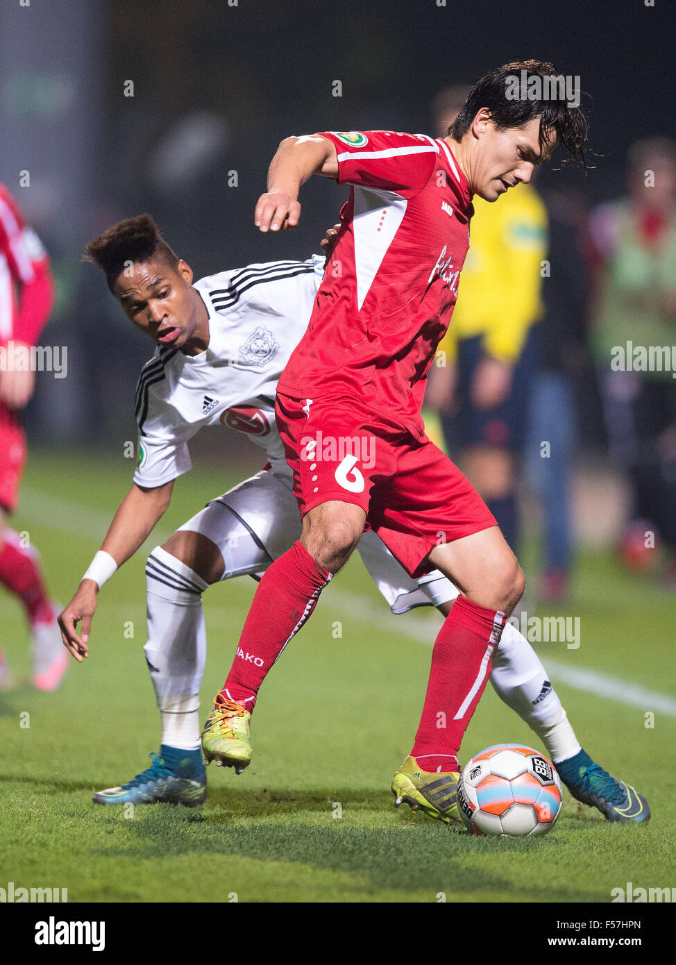 Köln, Deutschland. 28. Oktober 2015. Leverkusens Wendell (L) und Köln Tim Jerat wetteifern um den Ball während des DFB-Pokal-Spiels zwischen Viktoria Koeln und Bayer Leverkusen im Sportpark Hoehenberg in Köln, 28. Oktober 2015. Foto: MARIUS BECKER/Dpa/Alamy Live News Stockfoto