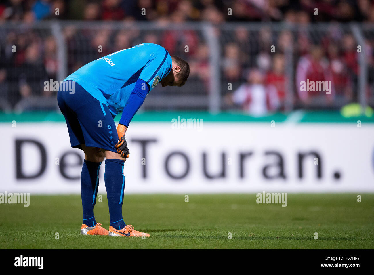 Köln, Deutschland. 28. Oktober 2015. Koeln Torhüter Nico Stephano Pellatz reagiert das DFB-Pokal-Spiel zwischen Viktoria Koeln und Bayer Leverkusen im Sportpark Hoehenberg in Köln, 28. Oktober 2015. Foto: MARIUS BECKER/Dpa/Alamy Live News Stockfoto