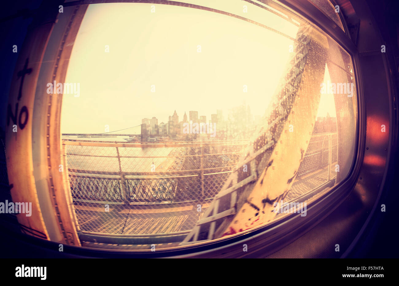 Vintage Instagram stilisierte fisheye-Objektiv Blick auf Manhattan vom Zugfenster. Stockfoto