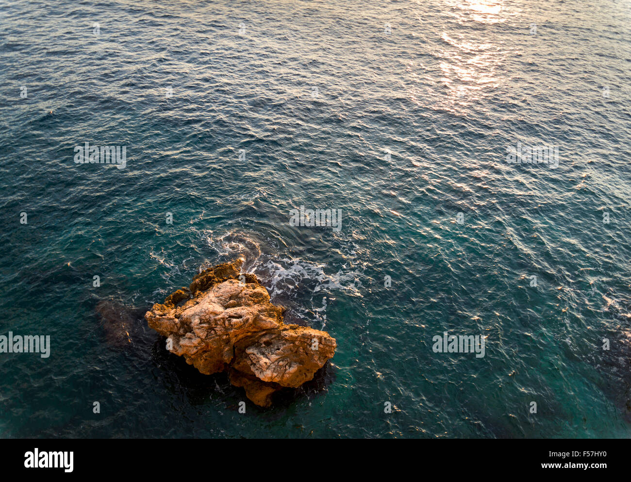 Blick auf einem Felsen im Meer bei Sonnenuntergang. Stockfoto