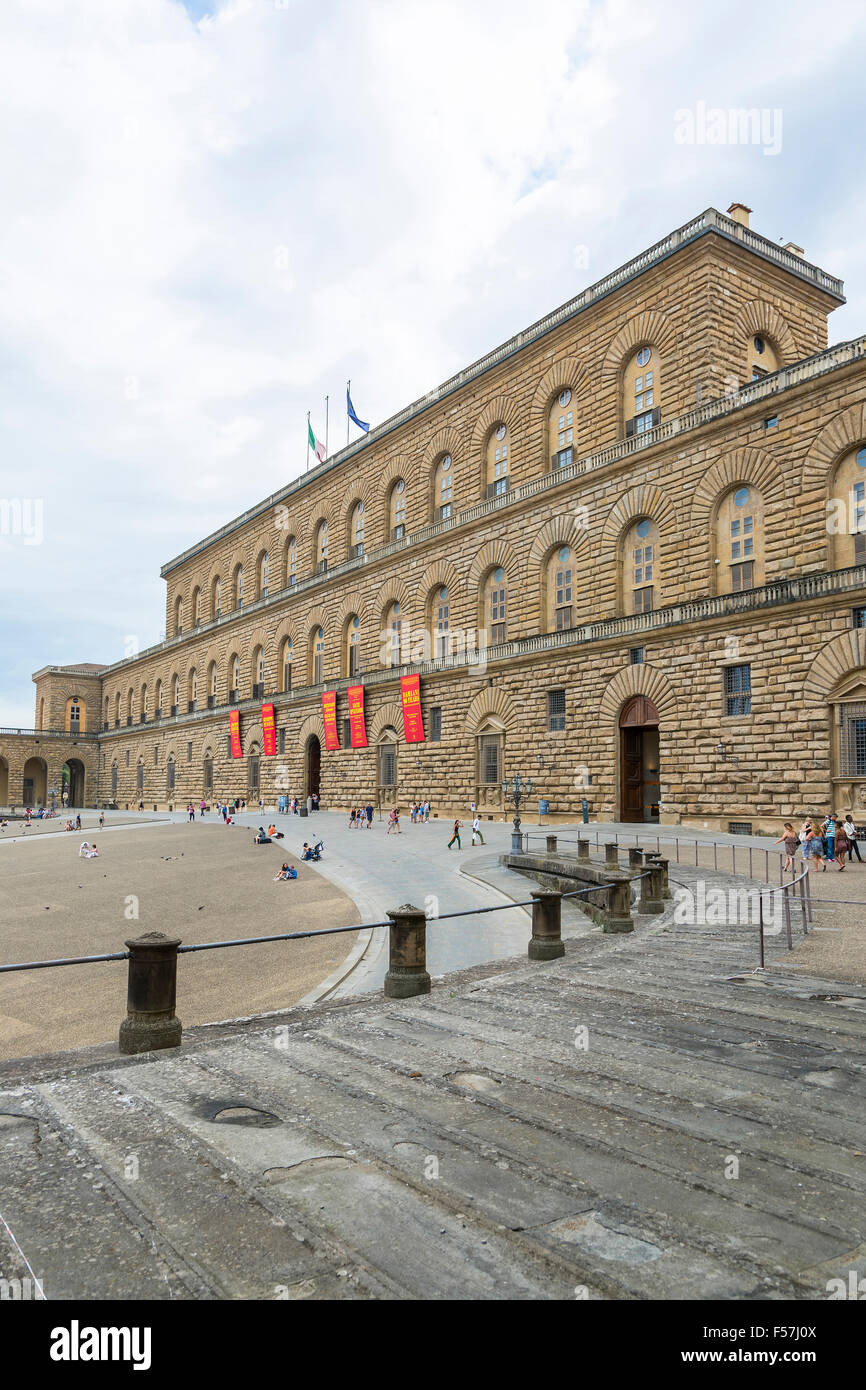 Florenz, Italien-August 26, 2014:Tourists herumlaufen und warten vor dem Palazzo Pitti (Palazzo Pitti) an einem bewölkten Tag. Stockfoto