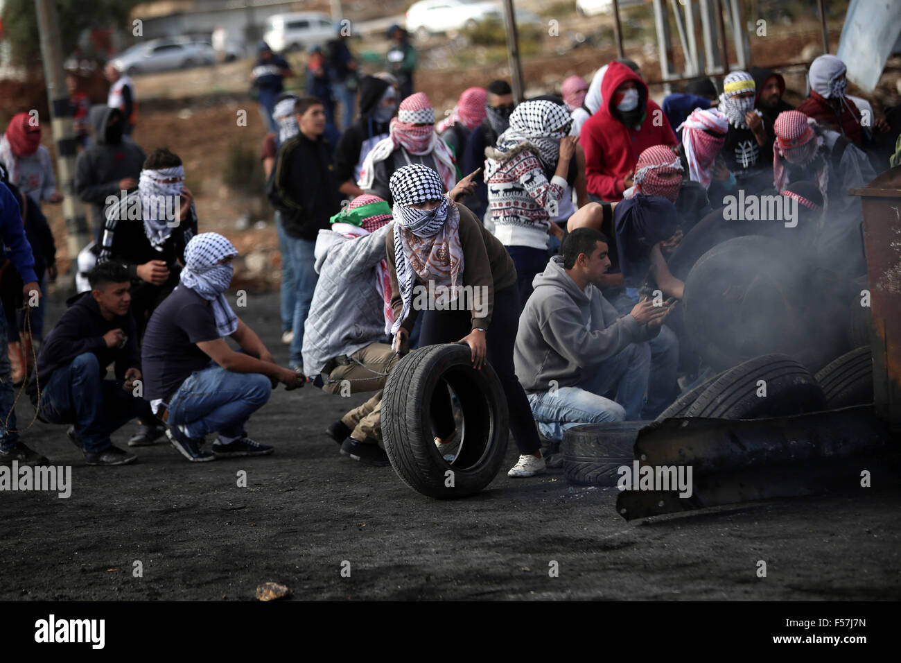 Ramallah, Westjordanland, Palästinensische Gebiete. 29. Oktober 2015. Palästinensische Demonstranten nehmen Sie Abdeckung bei Zusammenstößen mit israelischen Truppen in der Nähe der jüdischen Siedlung Bet-El, in der Nähe von der Westbank Ramallah, 29. Oktober 2015. Israelische Sicherheitskräfte erschossen zwei palästinensische Angreifer im besetzten Westjordanland am Donnerstag, Polizei und Armee sagte, als einen Monat lang Flut von Messerattacke zeigten keinerlei Anzeichen für ein Abflauen der Credit: Shadi Hatem/APA Bilder/ZUMA Draht/Alamy Live News Stockfoto